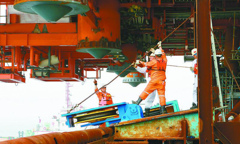 圖為“海洋石油228”船水手正在回收翻轉滑輪。