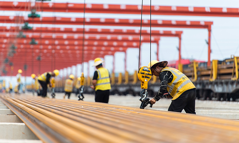 圖為工作人員在卸載軌道。新華社記者 陳思汗 攝