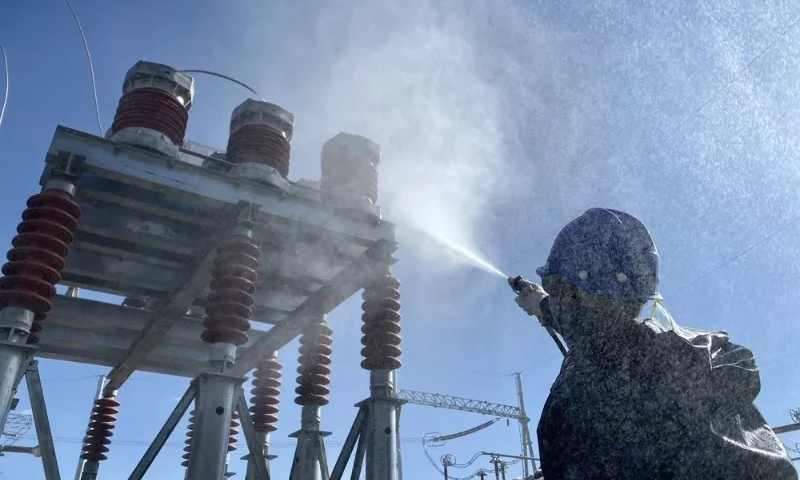 近期，受全國多地高溫天氣影響，國家電網經營區域內用電負荷持續攀升。8月3日,國家電網經營區域最大用電負荷達89708萬千瓦。西南電網和湖北、陜西、四川、重慶電網用電負荷創歷史新高,最大負荷分別達到7657萬千瓦、4343萬千瓦、3074萬千瓦、5192萬千瓦、2435萬千瓦。圖為國網湖北送變電公司員工在烈日下清洗變電站震蕩回路設備。