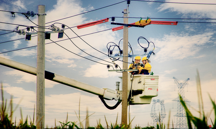 受持續高溫天氣影響，陜西電網降溫用電負荷激增。8月2日，陜西電網用電負荷達到3074萬千瓦，是今夏第二次創歷史新高，環比增長1.3%，同比增長21.4%。國網陜西西安供電公司員工檢修迎峰度夏線路。