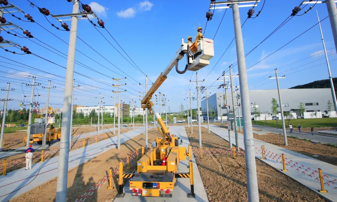 入夏以來，國網四川電力利用機器人巡檢、無人機巡檢、紅（紫）外成像等技術手段，對變電站、輸配電線路等設備進行全面檢查，縮短巡視周期，及時消除設備隱患。圖為國網成都供電公司帶電作業現場。