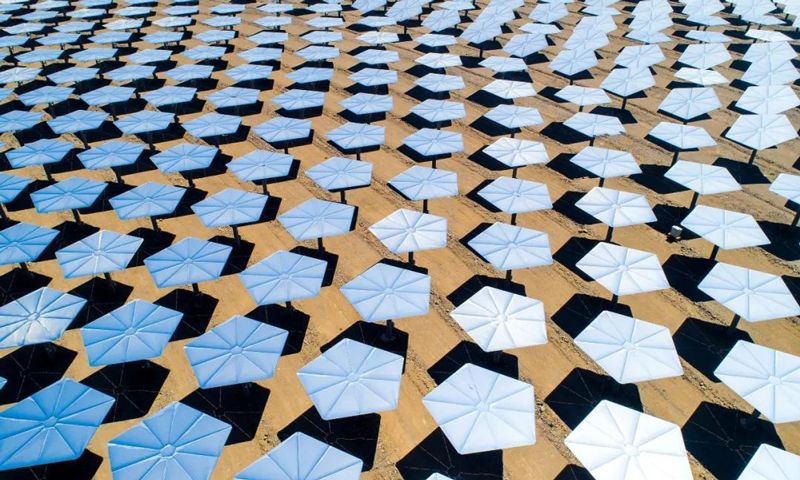 中國能源建設(shè)集團(tuán)有限公司積極發(fā)揮智庫咨詢、科技創(chuàng)新、工程服務(wù)、產(chǎn)業(yè)投資等領(lǐng)域優(yōu)勢，助推能源電力行業(yè)低碳轉(zhuǎn)型。圖為中國能建投資建設(shè)的哈密光熱50兆瓦熔鹽塔式光熱發(fā)電項目。該項目集發(fā)電與儲能為一身，是可代替化石能源電站作基礎(chǔ)負(fù)荷和調(diào)峰負(fù)荷的綠色電源。