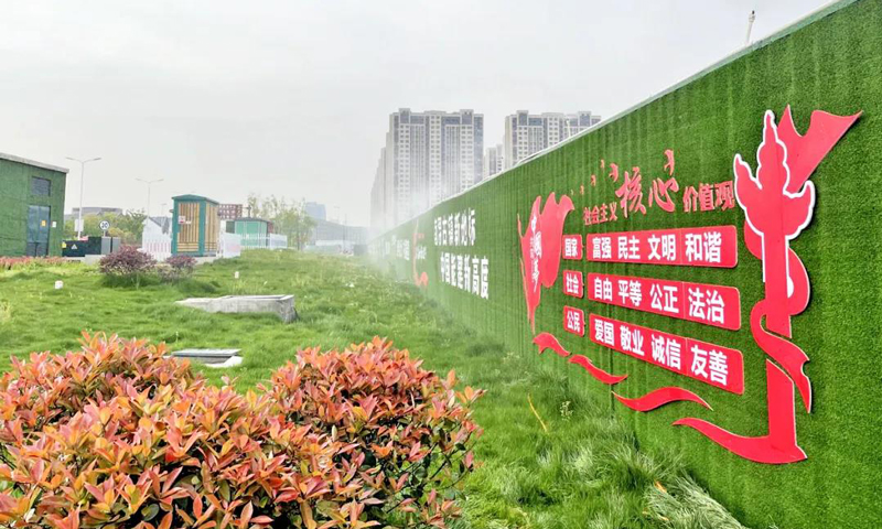 圖為安徽電建一公司南潯國際會展中心項目積極打造綠色施工規(guī)范工地，項目部編制并實施項目環(huán)境保護(hù)方案，細(xì)化分解環(huán)境保護(hù)責(zé)任，設(shè)置環(huán)境保護(hù)專責(zé)，配備文明施工環(huán)境治理施工班組，實現(xiàn)環(huán)保管理精細(xì)化。