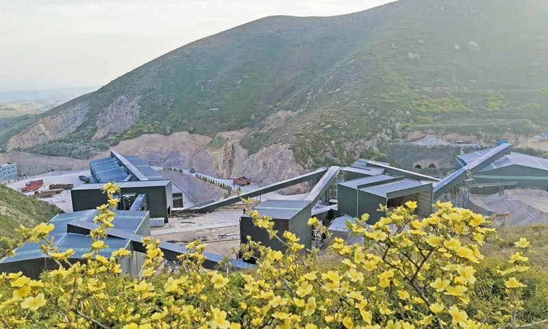圖為葛洲壩路橋公司山西平陸砂石項目部堅持“邊開采邊治理”的原則，及時對礦山進(jìn)行恢復(fù)治理，綠化植樹面積近4500平方米；骨料生產(chǎn)采用工廠化生產(chǎn)模式，全方位配備除塵器和噴淋系統(tǒng)。
