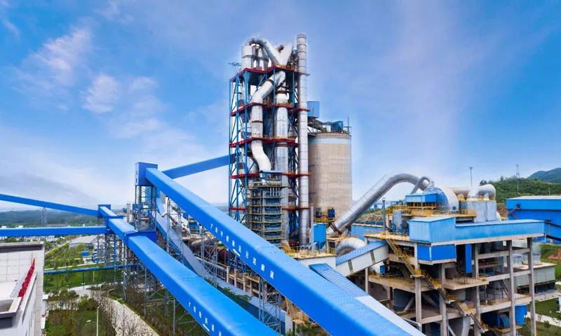 圖為能建水泥作為行業(yè)的環(huán)保領(lǐng)跑者，累計淘汰落后產(chǎn)能425萬噸，不斷推進(jìn)環(huán)保技術(shù)改造，實現(xiàn)粉塵超低排放，有效控制氮氧化物、二氧化硫。