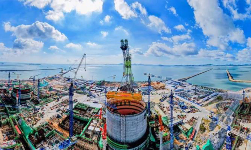 本次吊裝采用3200噸履帶式起重機實施，電氣梁、非電氣梁、端梁、水平輪、旋轉機構等部件在地面拼裝后整體吊裝。早上6時06分，環吊橋架準時起鉤試吊，經過提升、旋轉、帶載行走、變幅等一系列動作，最終精準就位。