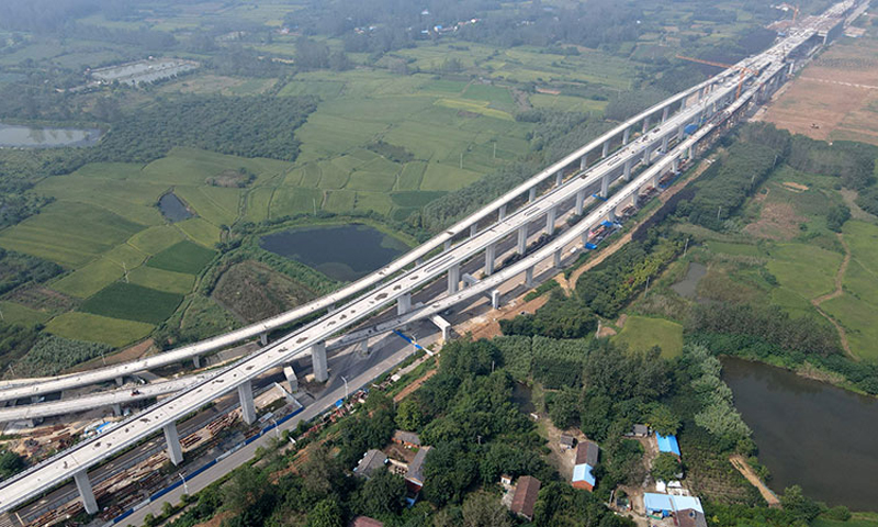 8月30日，由中國中鐵總承包部承建的滁寧城際鐵路一期工程全線最后一孔現澆梁澆筑完成，為后續鋪軌等工程施工奠定基礎。滁寧城際鐵路西起安徽滁州站，止于正在規劃建設中的南京北站，全長約54.4公里。圖為8月30日拍攝的施工中的滁寧城際鐵路一期工程。（新華社記者 劉軍喜 攝）