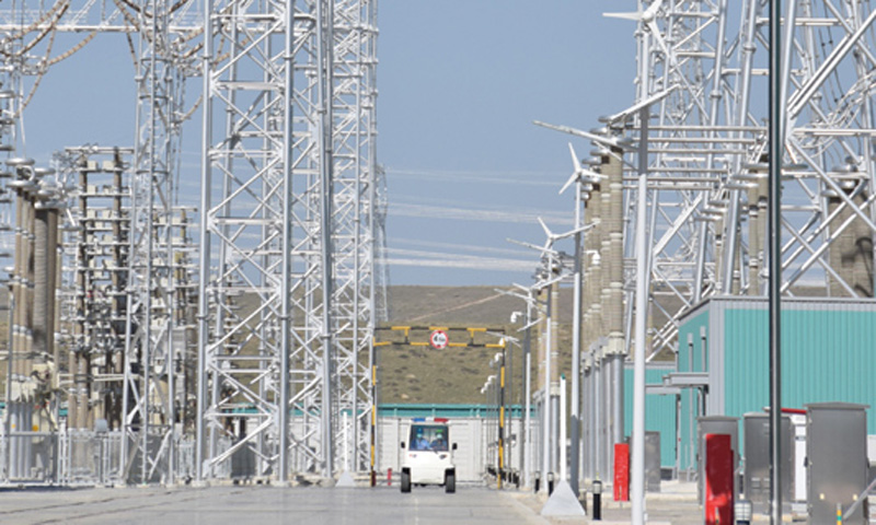 記者從國家電網青海省電力公司獲悉，截至8月底，青海-河南±800千伏特高壓直流工程已累計向華中等地區輸送“綠電”156億千瓦時。圖為9月1日拍攝的青海-河南±800千伏特高壓直流工程特高壓青南換流站一角。（新華社記者 陳凱 攝）