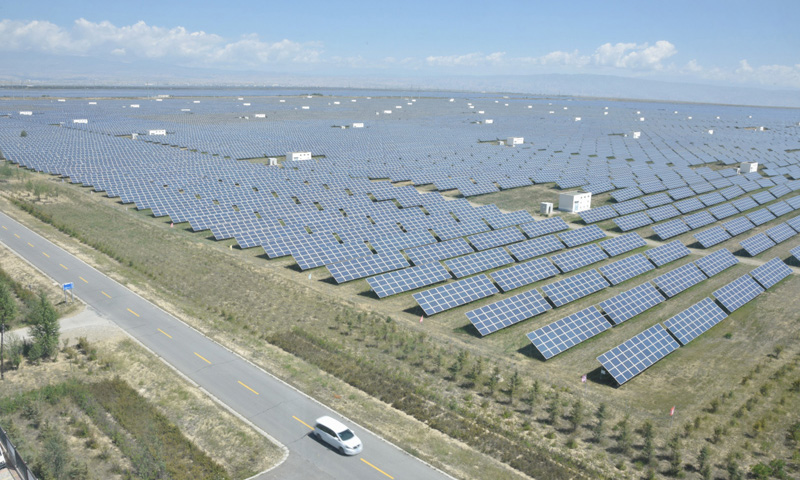青豫直流工程起于青海省海南藏族自治州，止于河南省駐馬店市，途經青海、甘肅、陜西、河南4省，線路全長1563千米，于2020年12月30日全面建成投運。圖為9月1日拍攝的位于青海省海南藏族自治州共和縣光伏產業園內的光伏發電項目。（新華社記者 陳凱 攝）