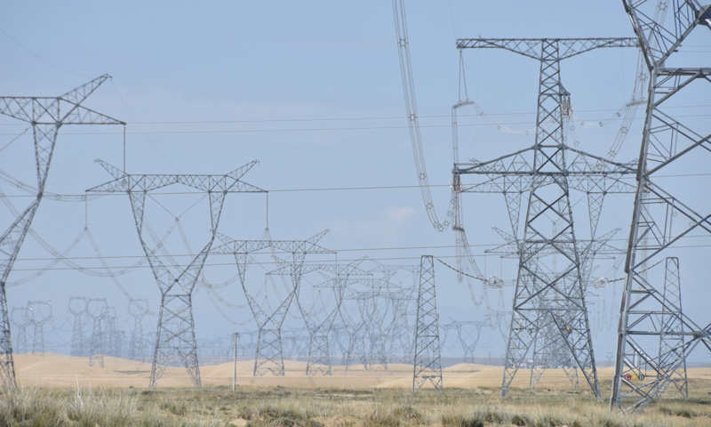 圖為9月1日拍攝的位于青海省海南藏族自治州共和縣的青豫直流工程輸電線路。（新華社記者 解統強 攝）