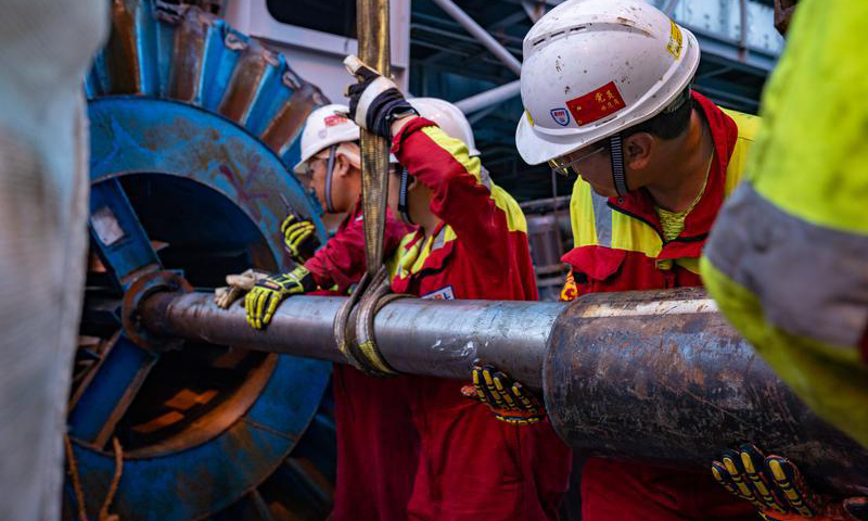 圖為平臺人員切割鉆井大繩。