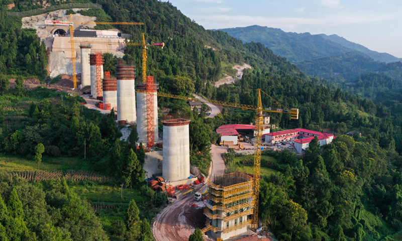 目前，由中鐵十一局承建的渝湘高鐵重慶至黔江段站前4標項目加緊施工。圖為9月2日拍攝的渝湘高鐵重慶至黔江段站前4標麥土灣特大橋施工作業現場。（新華社記者 王全超 攝）