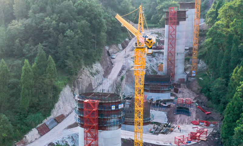 渝湘高鐵是國家中長期鐵路網規劃的“八縱八橫”高鐵網中廈渝通道的重要組成部分，重慶至黔江段線路全長約269.5公里，設計行車速度350公里每小時。圖為9月2日拍攝的渝湘高鐵重慶至黔江段站前4標麥土灣特大橋施工作業現場。（新華社記者 王全超 攝）