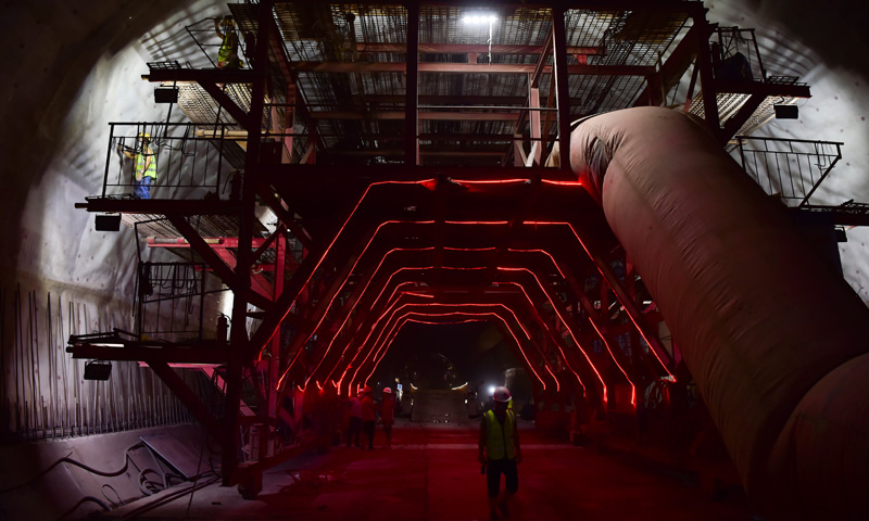 圖為9月2日拍攝的施工人員在渝湘高鐵重慶至黔江段站前4標壩子隧道作業。（新華社記者 王全超 攝）