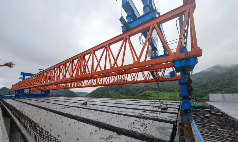 溫塘村特大橋位于重慶市萬盛經(jīng)開區(qū)，采用分離式上、下行獨立設(shè)計，雙向六車道，設(shè)計時速100公里，橫跨綦萬高速、S303省道、孝子河，橋面距離水面最大高差達(dá)92米，施工環(huán)境極為復(fù)雜，為全線重難點控制性工程之一。