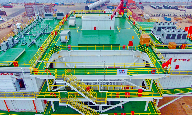 此次升壓站上部結構裝船以滾裝的方式，頂托在運輸托架上進行綁扎固定，將從天津重裝碼頭發運，進行約2400公里（1300海里）的海上運輸后抵達風場海域。