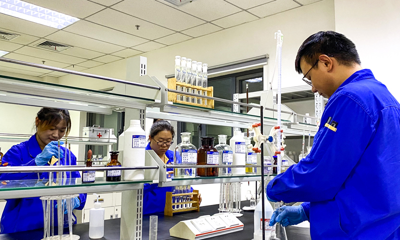 國家能源集團榆林化工有限公司走綠色發展之路，探索廢水、廢鹽、廢氣處理工藝新模式。所有污染物排放指標均滿足現行國家標準,在國內煤制烯烴行業內真正實現了廢水的近零排放。圖為該公司水質分析實驗室。