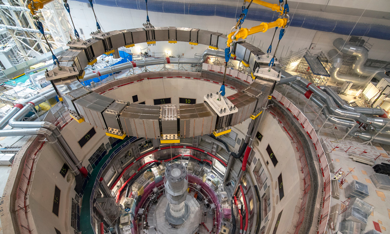 PF5線圈是ITER超導磁體中第二個安裝到位的大型線圈部件，PF5線圈本體凈重315噸，加上底部支撐板與吊裝工具總重383噸，線圈本體直徑18.6米，就位精度±4毫米，具有吊裝重量重、設備尺寸大及就位精度要求高等特點。PF5線圈就位至堆坑過程中，與周圍的設備僅有3.6厘米的間隙，對設備定位及角度控制有極高的要求，稍有偏差就會對PF5本體及其臨近的設備造成損傷。