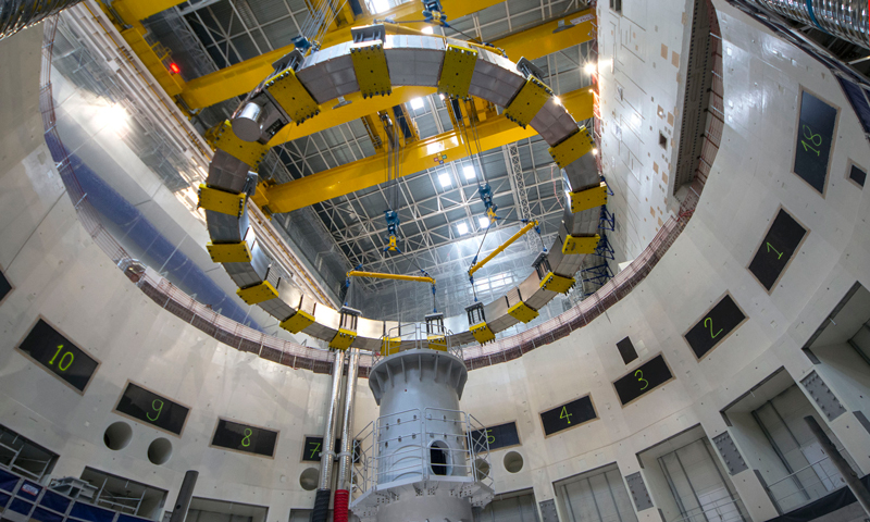 由中核集團中國核電工程有限公司牽頭，攜手中國核工業二三建設有限公司、核工業西南物理研究院、中科院等離子體物理研究所、法國法馬通公司參與組成的TAC1中法聯合體團隊通力協作，多次開展三維模擬演練，在9月13日試吊成功，并在9月16日PF5正式吊裝一次落位成功。