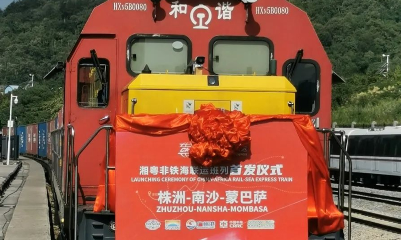 近日，湘粵非鐵海聯(lián)運(yùn)首發(fā)班列滿載援助肯尼亞等非洲國(guó)家的糧食貨物，從株洲中車(chē)物流基地徐徐開(kāi)出，標(biāo)志著湘粵非鐵海聯(lián)運(yùn)物流新通道正式啟用。