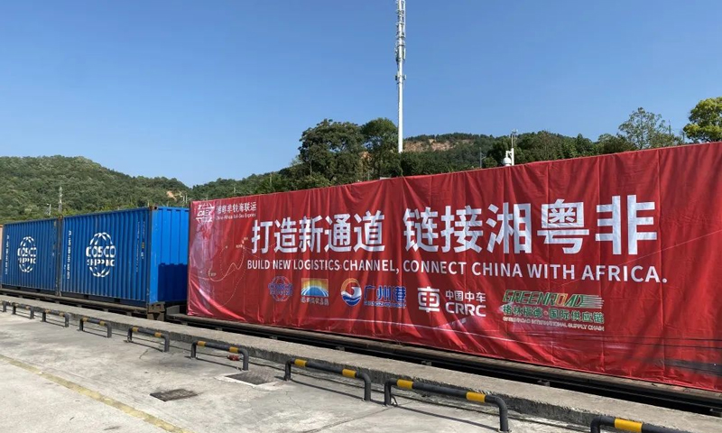 湘粵非鐵海聯(lián)運(yùn)新通道自2020年初開(kāi)始醞釀籌備，2021年7月新通道建設(shè)全面啟動(dòng)。湘粵非鐵海聯(lián)運(yùn)新通道的建成啟用，有效解決了對(duì)非物流時(shí)效低、成本高等問(wèn)題，把對(duì)非物流的無(wú)組織狀態(tài)優(yōu)化為有組織狀態(tài)。