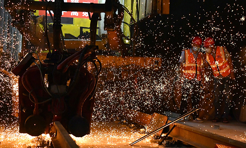 圖為在鄭許市域鐵路鄭州段，焊軌機正在進行焊軌作業。(新華社記者 李嘉南 攝)