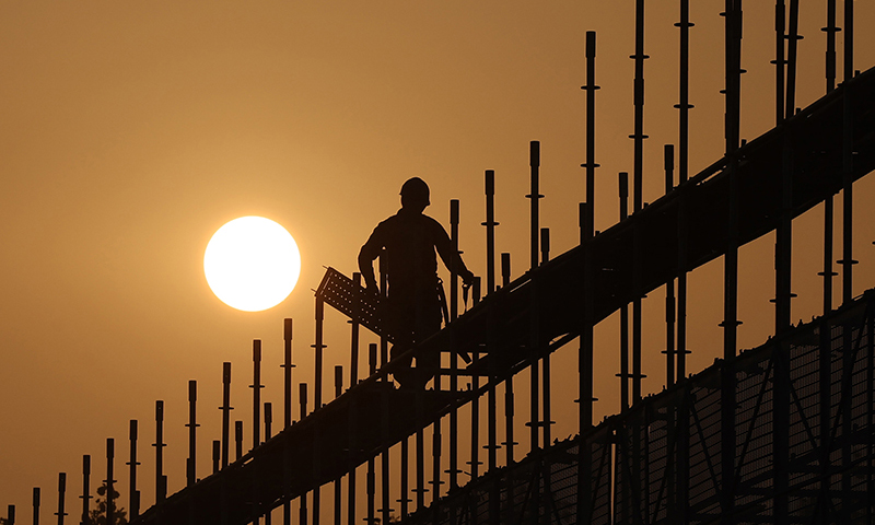 據介紹，工程建成后將對滿足雄安地區負荷增長需求，保障新區建設發展用電具有重要作用。圖為工人在位于河北省高碑店市的雄東500千伏變電站工地施工。(新華社記者 邢廣利 攝)