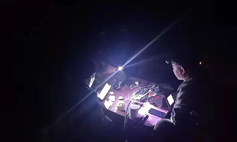 圖為為保障京太西一干光纜暢通，山西聯通搶修人員借頭燈微弱的光連夜進行熔接。