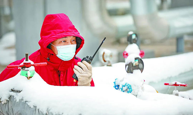 圖為新疆油田采氣一廠克拉美麗采氣作業區員工在天然氣處理站巡檢。