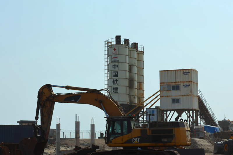 該項(xiàng)目2020年8月開工，預(yù)計(jì)2023年2月完工，建成后將極大改善當(dāng)?shù)貪O民的工作和生活環(huán)境。圖為在加納首都阿克拉，挖掘機(jī)在中國(guó)援建加納漁港綜合設(shè)施項(xiàng)目施工現(xiàn)場(chǎng)作業(yè)。（新華社記者 許正 攝）