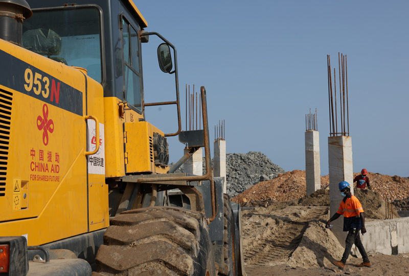 目前項(xiàng)目施工進(jìn)展順利。圖為在加納首都阿克拉，工人在中國(guó)援建加納漁港綜合設(shè)施項(xiàng)目施工現(xiàn)場(chǎng)作業(yè)。（新華社記者 許正 攝）