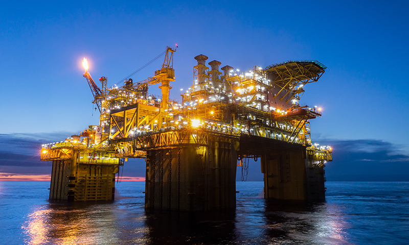 “深海一號”大氣田是我國迄今為止自主發(fā)現(xiàn)的平均水深最深、勘探開發(fā)難度最大的海上超深水氣田。圖為“深海一號”大氣田現(xiàn)場作業(yè)團隊采用專人晝夜守護的模式開展生產(chǎn)。