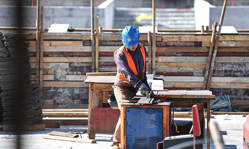 該大廈設計高度近百米，為兩棟集行政、商務辦公等為一體的多元化綜合性大樓。目前，該大廈已完成基礎結構和群樓主體結構施工，正在進行塔樓主體結構施工。圖為工人在海南洋浦經濟開發區洋浦國際航運大廈項目工地施工。（新華社記者 蒲曉旭 攝）