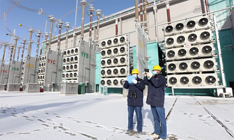 國(guó)家電網(wǎng)有限公司認(rèn)真學(xué)習(xí)貫徹黨的十九屆六中全會(huì)精神，全面落實(shí)中央經(jīng)濟(jì)工作會(huì)議重大部署，確保能源供應(yīng)，全力抓好電力保供工作，多措并舉保障電網(wǎng)安全和電力可靠供應(yīng)。圖為國(guó)網(wǎng)甘肅電力員工在祁連換流站開展雪后巡視。