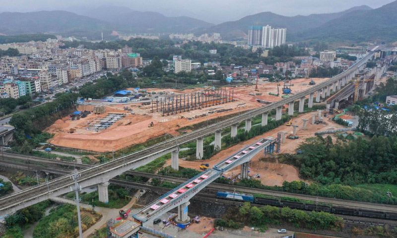 此次對接的兩座轉體梁分別長68米、重4000噸，在京廣鐵路上方20多米的高空同步旋轉了71度，對接用時90分鐘。圖為清遠磁浮專線銀盞特大橋雙幅轉體梁轉體完成（12月21日攝，無人機照片）。（新華社記者 劉大偉 攝）