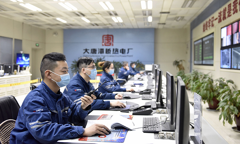 近期以來，疫情洶涌而至的西安牽動著全國人民的心。在關(guān)鍵時刻，中國大唐堅決扛好能源央企責(zé)任擔(dān)當(dāng)，2021年12月23日至2022年1月5日，在陜企業(yè)累計完成發(fā)電量35.5億千瓦時、供熱量522.6萬吉焦，為陜西打贏疫情防控阻擊戰(zhàn)殲滅戰(zhàn)提供堅強(qiáng)能源保障。圖為灞橋熱電廠發(fā)電部職工精心監(jiān)盤，保證四臺機(jī)組安全穩(wěn)定運(yùn)行。