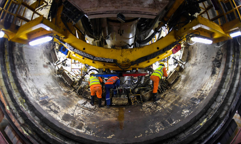 由中鐵十一局承建的廣州地鐵10號線東湖站、濱江東路站區間盾構穿江隧道施工準備就緒，地下50米的盾構機蓄勢待發。圖為施工人員在廣州地鐵10號線東湖站盾構井檢查調試盾構機。（新華社記者 劉大偉 攝）