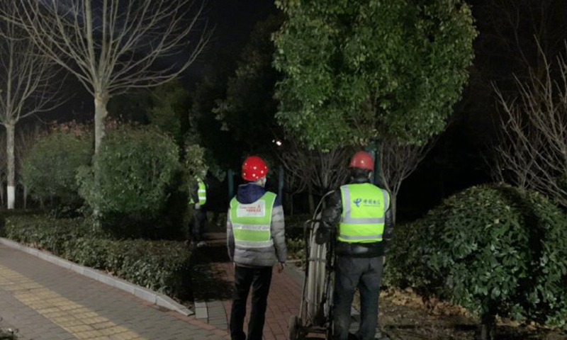 1月16日凌晨，經(jīng)過7小時(shí)奮戰(zhàn)，中國鐵塔許昌市分公司為許昌6000間隔離方艙駐地周邊架起通信基站。