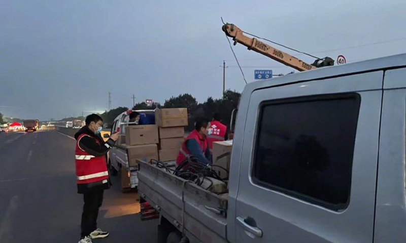 截至1月16日12時(shí)，中國鐵塔許昌分公司累計(jì)投入保障人員904人次，進(jìn)行應(yīng)急保障，確保隔離點(diǎn)等防疫重要區(qū)域通信網(wǎng)絡(luò)平穩(wěn)運(yùn)行。