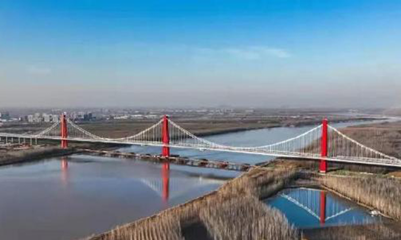 隨著第一組車隊平穩(wěn)通過收費站，由中國中鐵工業(yè)參建的世界最大跨度、最大寬度的三塔自錨式懸索橋——濟南黃河鳳凰大橋正式建成通車。