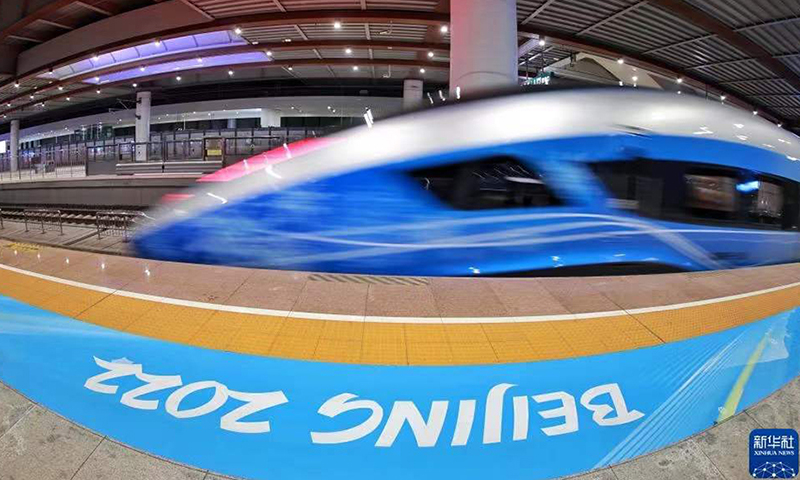 圖為1月21日，G8825次列車從清河站駛出。（新華社記者 劉續 攝）