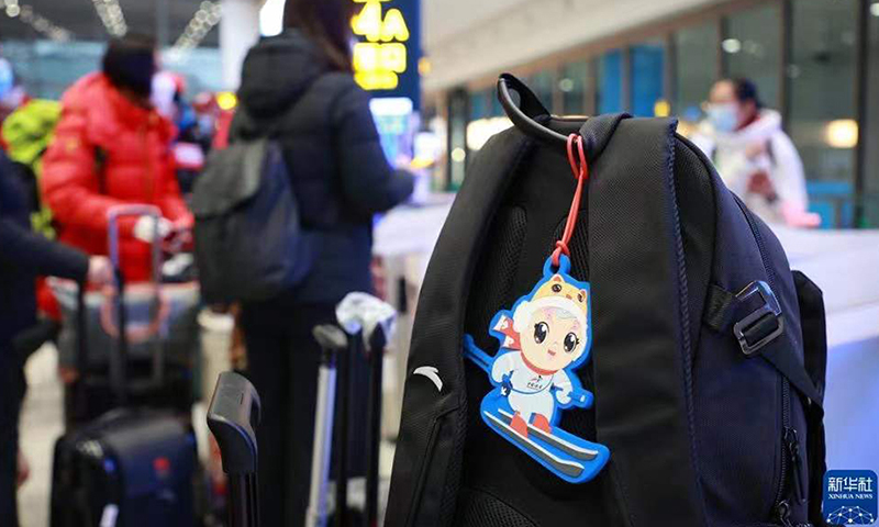 圖為1月21日，乘客準備登上G8825次列車。（新華社記者 劉續 攝）