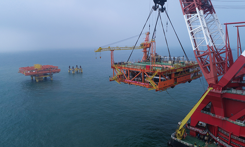 圖為WHPA組塊正在進行海上安裝作業。