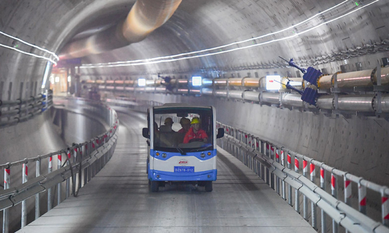 圖為1月26日中鐵十四局的工人在長沙市湘雅路過江通道北線隧道內(nèi)巡查。（新華社記者 陳澤國 攝）