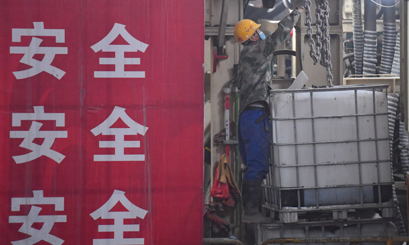 圖為1月26日中鐵十四局的工人在長沙市湘雅路過江通道北線隧道內(nèi)作業(yè)。（新華社記者 陳澤國 攝）