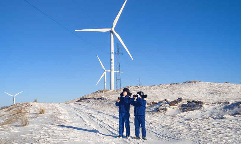 圖為華能河北清潔能源分公司化德風電場檢修職工巡視一期風機集電線路，保障機組安全、穩定運行。