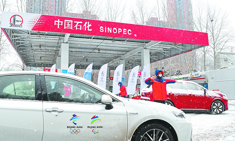 近日，北京冬奧會3個賽區(qū)迎來降雪。中國石化員工奮戰(zhàn)在一線，保障北京冬奧會期間油氣氫電平穩(wěn)供應(yīng)，成為漫漫大雪中的一道風(fēng)景線。圖為北京石油冬奧會保供站——惠忠寺加油站員工引導(dǎo)冬奧會車輛加油。（胡慶明 攝 高君 文)&nbsp;&nbsp;
