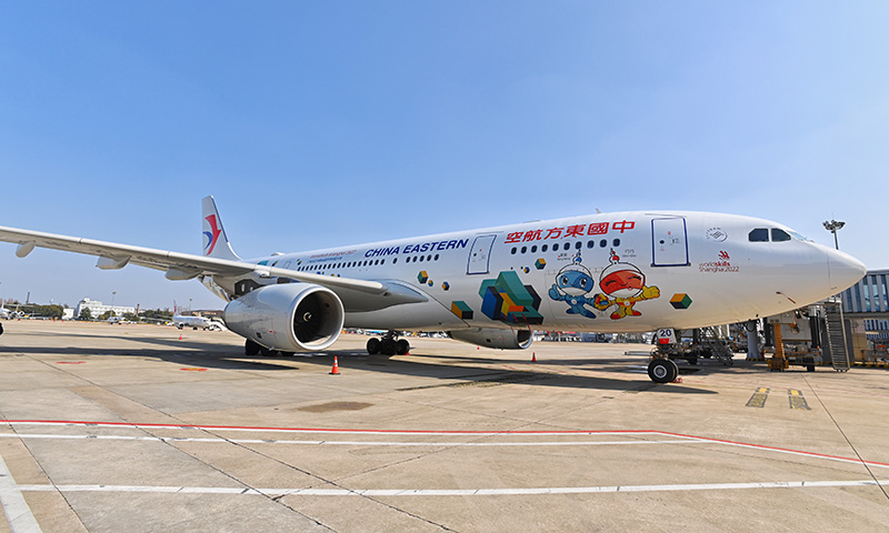 近日，上海第46屆世界技能大賽（以下簡稱“世賽”）主題彩繪飛機——中國東航“技能夢想號”正式亮相，從上海虹橋國際機場首航北京首都國際機場,以“空中使者”的身份為全球地位最高、規模最大、影響力最大的職業技能競賽廣發全球“英雄帖”。圖為東航“技能夢想號”剪影。