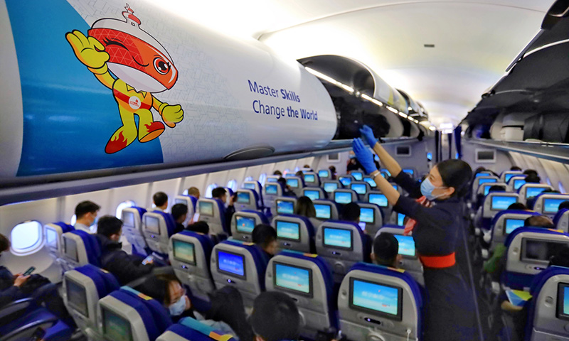 東航將攜手有關各方，發揮航空“空中橋梁”作用，向全世界展示“世賽形象”、上海形象，傳遞世賽精益求精的工匠精神，讓四海賓客更好地感受“世賽文化”、傾聽“世賽聲音”、共赴“世賽之約”。圖為首航航班上客艙布置和環節設置中都融入豐富的世賽元素。