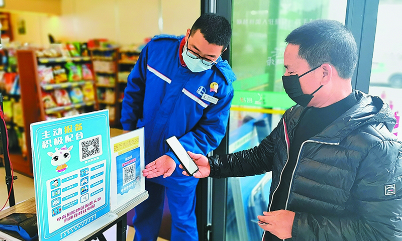 浙江溫州突發疫情，溫州石油做好自身疫情防控的同時，快速辦理油罐車通行證，保障油品供應，并為應急救援車輛設置綠色通道。截至目前，所有加油站均正常營業。圖為鹿城廣化加油站落實進店顧客出示防疫碼、測量體溫等防疫措施。